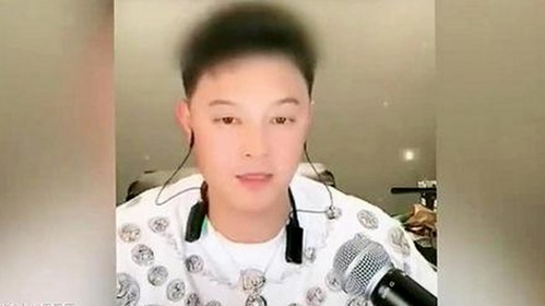 揭秘小🐔🐔伸进🈲18网站官方版：娱乐与争议的交汇点